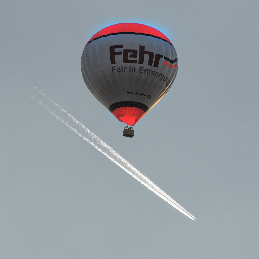 Bayern 08 - 2016_KA70834-1 Kopie.jpg - Der rote Ballon glüht förmlich in der Abendsonne